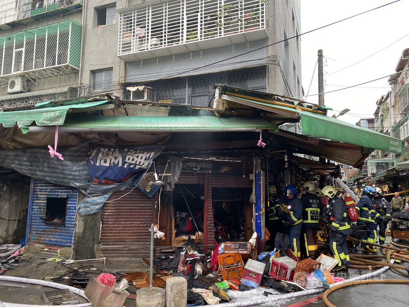 新北市中和區景安路79巷一棟公寓的1樓28日清晨發生火警,警消獲報迅速到場灌救並疏散樓上住戶。(翻攝畫面)中央社記者王鴻國傳真 110年2月28日