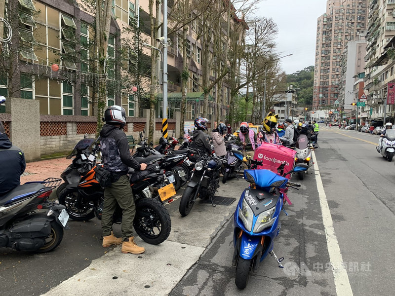 民間團體抗議濫設區間測速,在社群平台臉書(Facebook)發起「二二八北宜乖寶寶運動」,號召車友28日上午9時分頭在新北市新店區青潭國小及宜蘭縣頭城鎮日出咖啡集合,行經北宜公路前往坪林。中央社記者沈佩瑤攝 110年2月28日