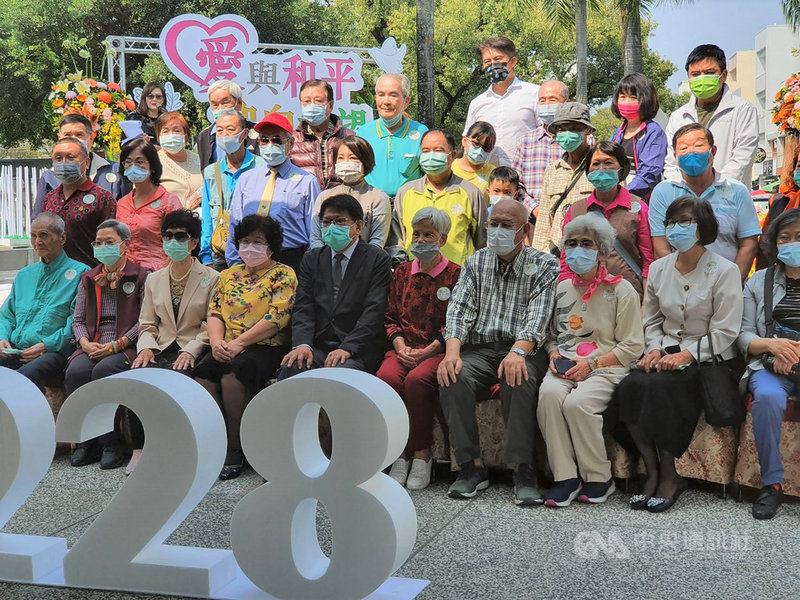 屏東縣政府28日在屏東公園二二八紀念碑前舉辦「愛與和平 迎向希望」紀念音樂會,縣長潘孟安(前左5)與受難者家屬代表合照留念。中央社記者郭芷瑄攝 110年2月28日