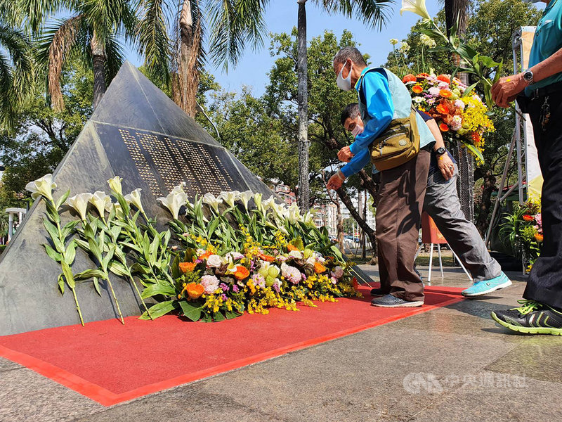 屏東縣政府28日在屏東公園二二八紀念碑前舉辦「愛與和平 迎向希望」紀念音樂會,追思英靈及撫慰受難者家屬心靈,與會者獻花致意。中央社記者郭芷瑄攝 110年2月28日