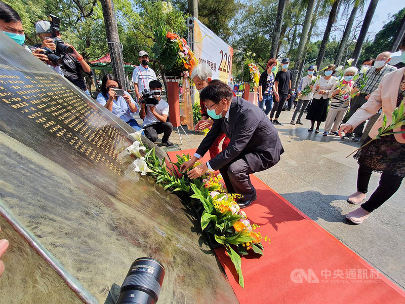 屏東縣政府28日在屏東公園二二八紀念碑前舉辦「愛與和平 迎向希望」紀念音樂會,縣長潘孟安(前中)帶領多名縣府主管,以獻花向二二八受難者先賢致意,現場氣氛莊嚴隆重。中央社記者郭芷瑄攝 110年2月28日