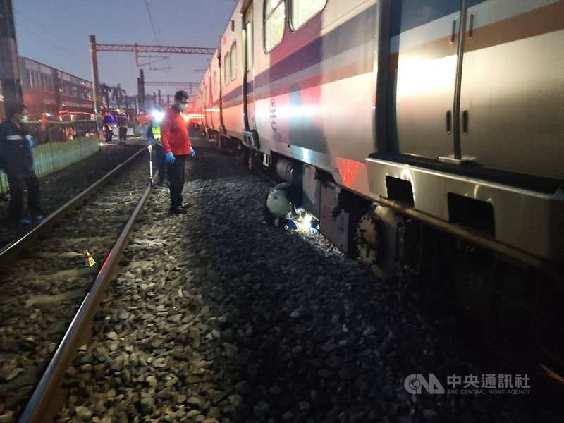 台鐵2124次嘉義開往基隆區間車,28日清晨行經嘉義市國華街平交道,一入侵路人遭撞擊死亡,列車停止1個多小時後才駛離;事故原因尚待進一步調查。(台鐵提供)中央社記者蔡智明傳真 110年2月28日