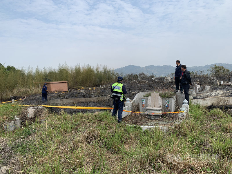 台中市石岡區第四公墓28日上午發生火警,消防局據報前往搶救,清理火場時發現一具焦屍,對於死者死因及起火原因等,警方將進一步調查釐清。(民眾提供)中央社記者郝雪卿傳真 110年2月28日