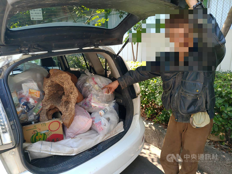 台北市警察局大同分局28日表示,日前接獲蓬萊里長報案,指稱里長辦公室達摩木雕遭竊,警方循線查獲58歲楊姓男子(圖)並追回木雕,全案依法送辦。(翻攝照片)中央社記者黃麗芸傳真 110年2月28日