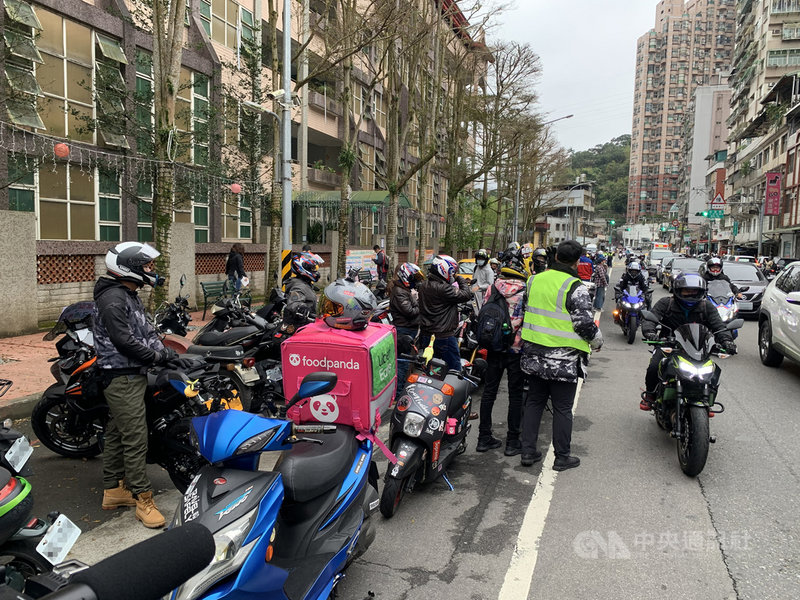 民團抗議北宜公路濫設區間測速、速限40公里,28日發起「二二八北宜乖寶寶運動」,車友分頭從新北市新店區青潭國小、宜蘭縣頭城鎮日出咖啡出發,行經北宜公路前往坪林。中央社記者沈佩瑤攝 110年2月28日