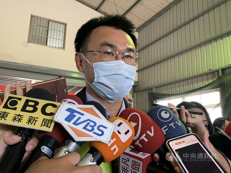 蓮霧產地高雄市六龜區農會28日傳出被中國貿易商告知下週暫停出貨,引發恐慌。農委會主委陳吉仲說,這是不正確訊息,呼籲媒體報導要先跟農委會確認。中央社記者王淑芬攝 110年2月28日