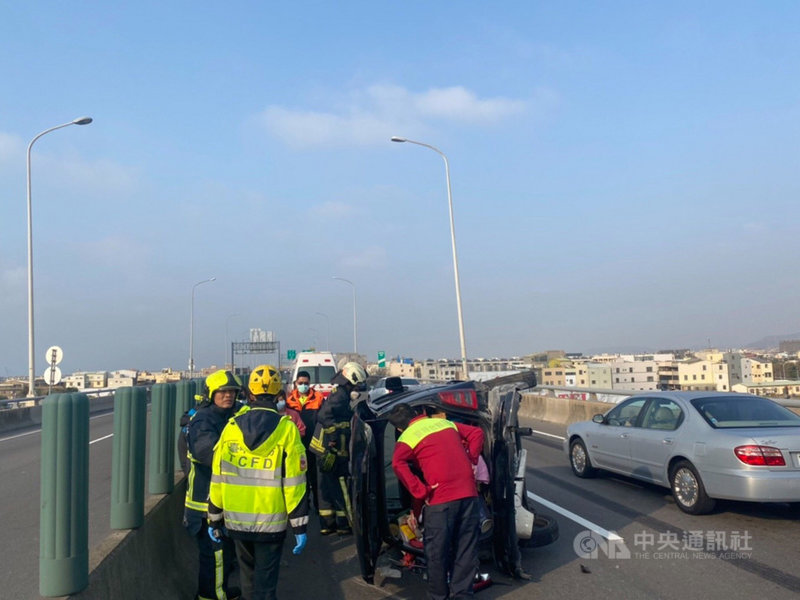 台中市清水區台61線北上149.5k處,28日下午發生小客車與油罐車碰撞事故,造成小客車翻覆,車內一家4口中的3人出現肢體疼痛症狀,已送醫治療。(民眾提供)中央社記者郝雪卿傳真 110年2月28日