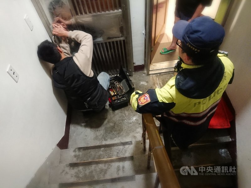 基隆市義二路一間4樓公寓日前深夜洗衣機進水管鬆脫,大量自來水流出,造成樓梯間淹水,由於住戶外出,警方通知家人到場,會同鎖匠協助開門後關閉水龍頭。(讀者提供)中央社記者王朝鈺傳真 110年2月28日