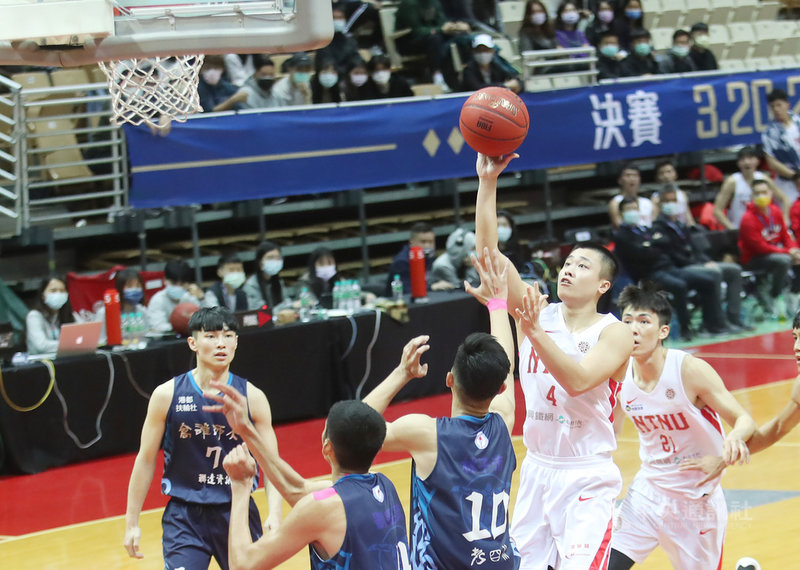 109學年度大專籃球聯賽(UBA)男子組8強賽28日在新北市新莊體育館舉行第3天賽事,台灣師大最終以79比78擊敗高雄師大,驚險收下2連勝,台師大陳又瑋(持球者)繳出14分、7籃板、9助攻。中央社記者張新偉攝 110年2月28日