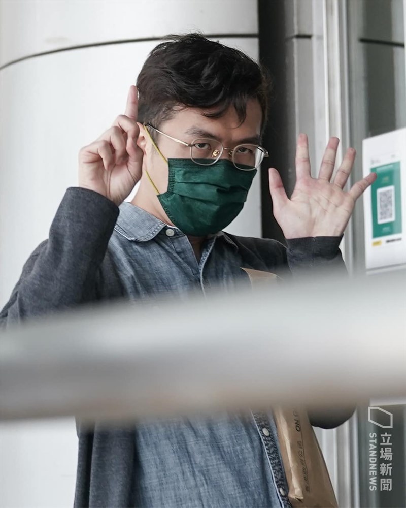 香港警方今年初大舉逮捕了55名泛民主派人士,指控涉嫌違反港區國安法。港媒28日引述消息說,至少30人將被控顛覆國家政權罪。圖為前立法會議員區諾軒28日下午到北角警署報到。(圖取自立場新聞)