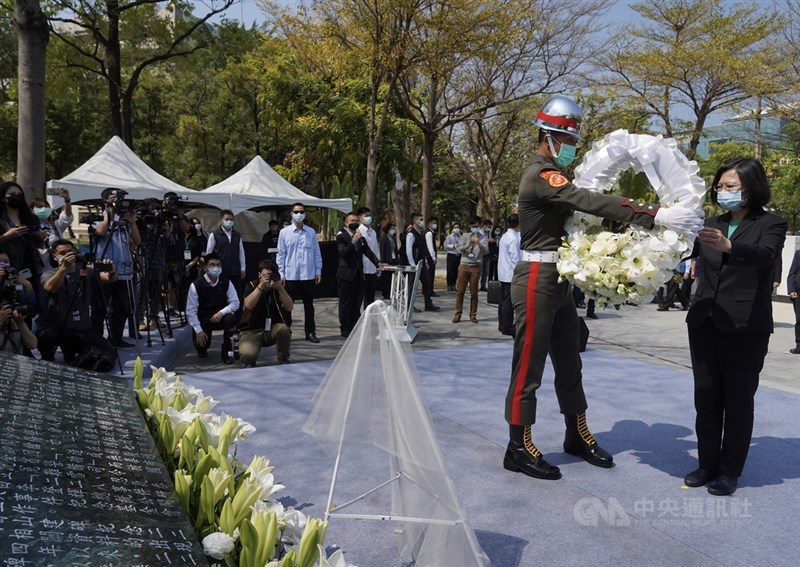 總統蔡英文(右)28日出席「二二八事件74週年中樞紀念儀式」,並前往高雄市二二八和平紀念公園獻花致敬。中央社記者董俊志攝 110年2月28日