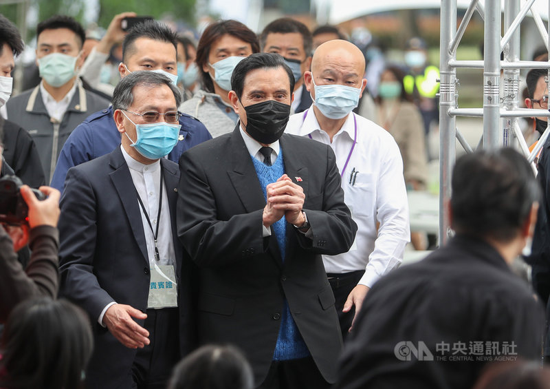 「二二八事件74週年紀念會」28日在台北市二二八和平公園舉行,前總統馬英九(前中)出席與會,向與會者拱手致意。中央社記者裴禛攝 110年2月28日