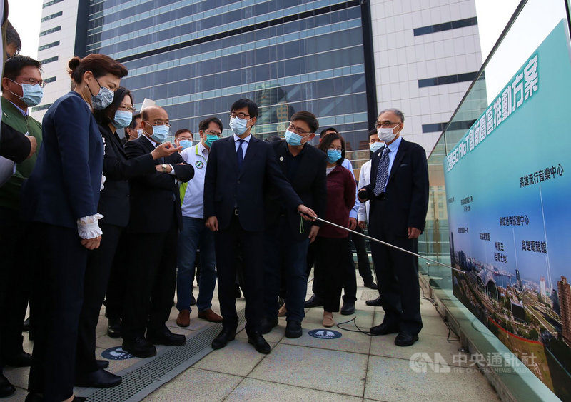 高雄市啟動打造亞洲新灣區為5G AIoT創新園區,總統蔡英文(前左2)、行政院長蘇貞昌(前左3)28日南下視察並聽取高雄市長陳其邁(前右3)簡報。(高雄市政府提供)中央社記者王淑芬傳真 110年2月28日