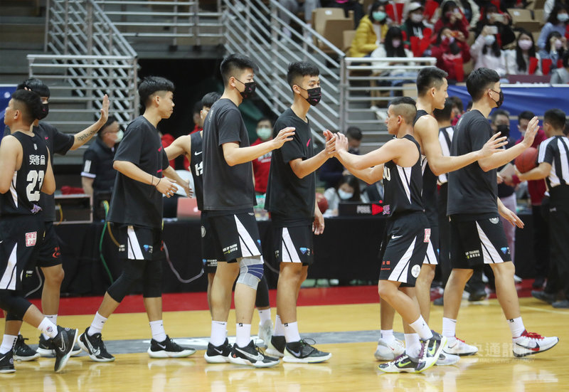 109學年度大專籃球聯賽(UBA)男子組8強賽28日在新北市新莊體育館舉行第3天賽事,義守大學控衛劉承彥(前右)轟下生涯新高26分,率隊以89比85扳倒輔仁大學,收下3連勝,賽後選手在場中擊掌致意。中央社記者張新偉攝 110年2月28日