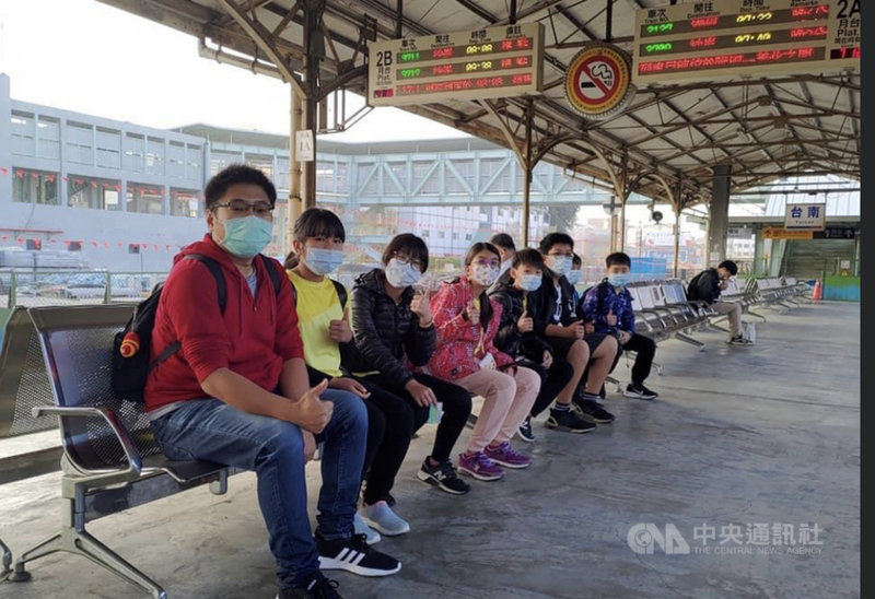 彰化縣花壇鄉文祥國小7名畢業生,自己規劃畢旅行程,並籌募畢旅經費,在老師陪同下前往台南、高雄完成3天2夜畢旅,讓網友們紛紛留言按讚。(翻攝照片)中央社記者吳哲豪傳真 110年2月28日