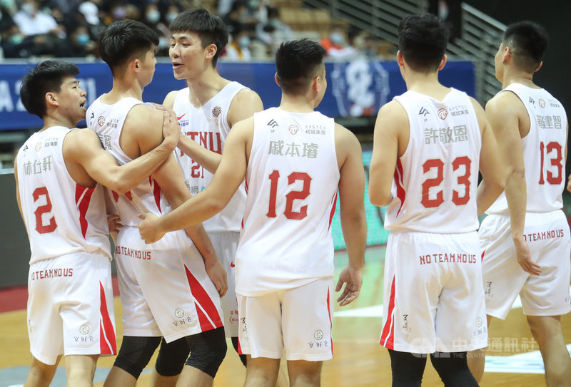 109學年度大專籃球聯賽(UBA)男子組8強賽28日在新北市新莊體育館舉行第3天賽事,台師大以79比78擊敗高師大,驚險收下2連勝,賽後選手在場中擊掌致意。中央社記者張新偉攝 110年2月28日