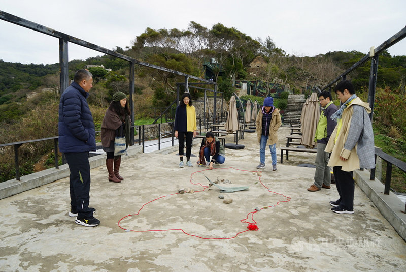 藝術家帶領居民與遊客進行藝術攝影工作坊,邀請參與者用線跟地方有刺植物製作出地形圖,放進參與者所帶來馬祖南竿各地的石頭,講述故事並用身體接力展演。中央社記者邱筠攝 110年2月28日