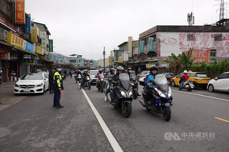民團抗議北宜公路濫設區間測速、速限40公里,28日發起「二二八北宜乖寶寶運動」,上千車友集結新北坪林。中央社記者沈佩瑤攝 110年2月28日