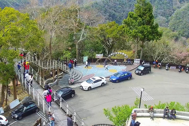 桃園市政府觀光旅遊局表示,連續假期間,呼籲出遊前先看人潮警示燈號,目前桃園拉拉山周邊人流介於50%至60%間的黃燈,若燈號轉紅燈,將立即進行人流管制。(桃園市政府觀光旅遊局提供)中央社記者吳睿騏桃園傳真 110年2月28日
