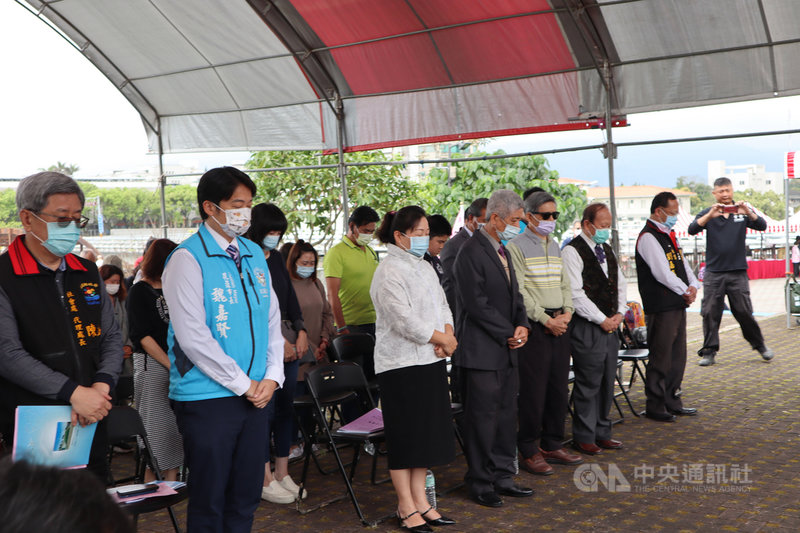 花蓮縣二二八關懷協會28日在和平廣場舉行「二二八74 週年紀念儀式暨追思紀念音樂會」,活動開始全體默哀1分鐘。中央社記者李先鳳攝 110年2月28日