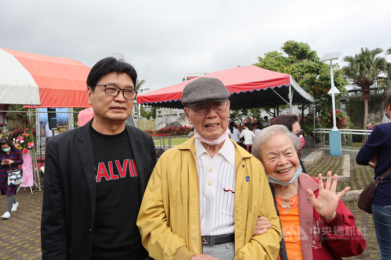 花蓮縣二二八關懷協會28日在和平廣場舉行「二二八74 週年紀念儀式暨追思紀念音樂會」,今年96歲的廖丙盛(中)與妻子、兒子一同到場,也是全場唯一以受難者身分出席。中央社記者李先鳳攝 110年2月28日