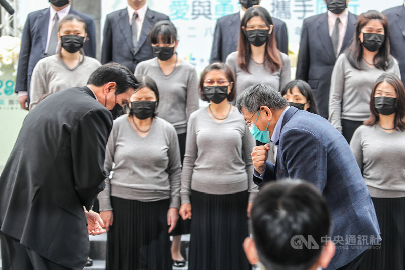 「二二八事件74週年紀念會」28日在台北市二二八和平公園舉行,前總統馬英九(前左)與台北市長柯文哲(前右)出席與會,兩人點頭致意。中央社記者裴禛攝 110年2月28日