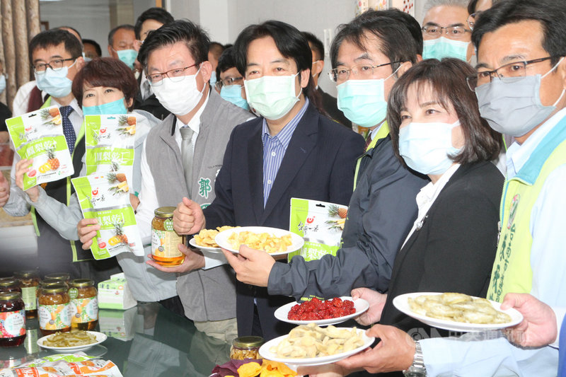 副總統賴清德(前排中)28日前往台南市官田區的宏宇農產生技企業有限公司,出席政府媒合企業認購國產鳳梨記者會,並了解業者以農產品加工製成的各類果乾產品。中央社記者楊思瑞攝 110年2月28日