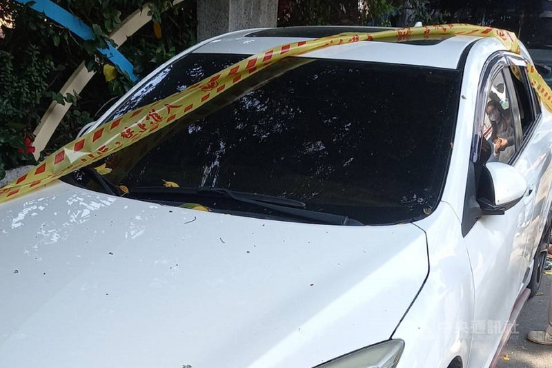 59歲林姓婦人與她的7歲孫子28日被發現在1輛自小客車內失去意識,被救出急救後仍宣告不治,警方在車內找到一個殘留木炭的火盆,確切死因仍待進一步釐清。警方事後封鎖現場採證。(請珍惜生命。自殺防治專線(24小時):0800-788-995;生命線:1995。)(讀者提供)中央社記者楊思瑞台南傳真 110年2月28日