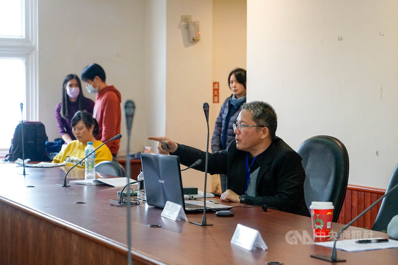 台灣博物館文教基金會移師馬祖舉辦博物館從業人員提升計畫研習,會中國立台南藝術大學教授盧泰康(前)分享案例,他指出,各地對國防武器與歷史意義不了解,將導致古物被隨意改裝、破壞的危機。中央社記者邱筠攝 110年2月28日