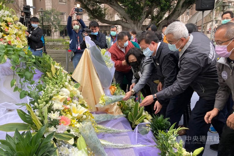 桃園市長鄭文燦(前右3)28日前往蘆竹區二二八紀念公園,參加桃園市二二八事件74週年紀念活動,追思儀式由鄭文燦帶領與會者默哀1分鐘,並在紀念碑前獻上百合花,紀念受難者,同時表達追思。中央社記者吳睿騏桃園攝 110年2月28日