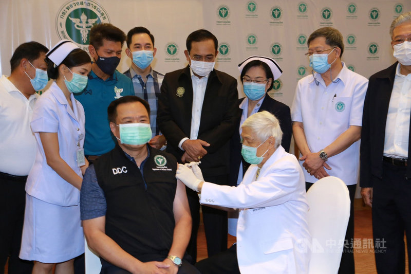 泰國28日開始為政府公務員、警察和醫護人員施打中國科興公司的武漢肺炎疫苗。圖為副總理兼公共衛生部長阿努廷在曼谷率先接種第一劑疫苗。(公共衛生部提供)中央社記者呂欣憓龍仔厝府傳真 110年2月28日