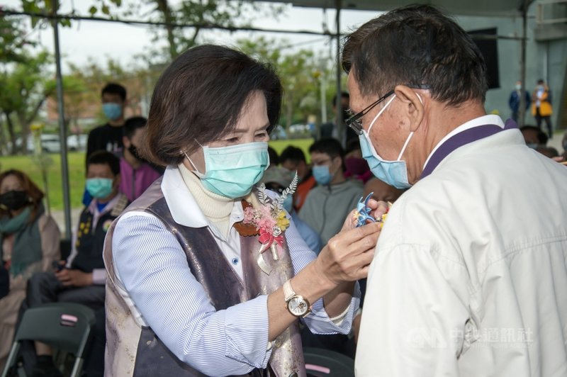 宜蘭縣政府28日在宜蘭運動公園舉辦二二八追思紀念活動,縣長林姿妙(左)出席,並為受難者家屬別上百合花胸針。(宜蘭縣政府提供)中央社記者王朝鈺傳真 110年2月28日