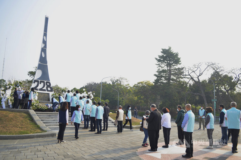 嘉義市政府28日舉辦二二八追思活動,市長黃敏惠、二二八事件受難者家屬代表、市府各局處首長等人一同追思,並在嘉義市二二八紀念碑前獻花。中央社記者蔡智明攝 110年2月28日