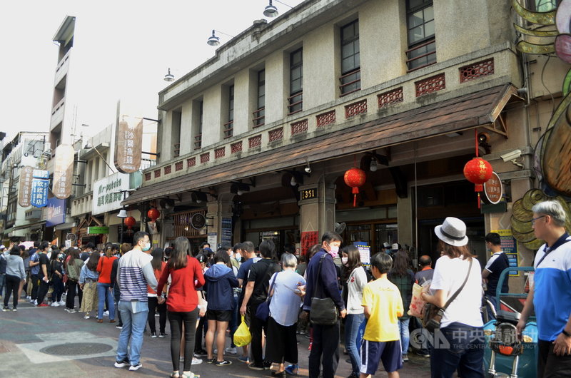 嘉義市區各觀光景點28日湧入大量人潮,許多遊客在嘉義的名店「林聰明沙鍋魚頭」排隊。中央社記者蔡智明攝 110年2月28日