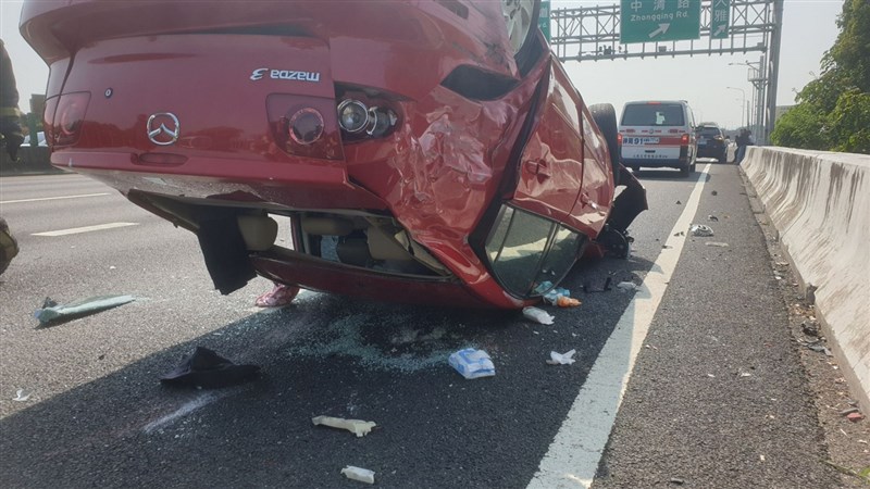 國道1號南下台中大雅區路段28日發生6車連環追撞事故,造成其中一輛自小客車翻覆,車內一家3口中的2名大人全身多處擦挫傷,已送醫救治,車禍發生原因待進一步釐清。(民眾提供)中央社記者郝雪卿傳真 110年2月28日