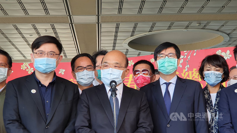 中國片面宣布3月起禁止台灣鳳梨進口,行政院長蘇貞昌(前中)28日由高雄市長陳其邁(前右)等人陪同視察高雄亞灣區發展時受訪表示,總統蔡英文已指示將成立農產品國家隊,不會讓鳳梨價格比前幾年均價差。中央社記者洪學廣攝 110年2月28日