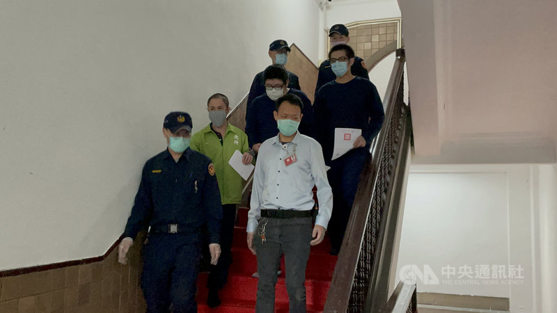 販毒集團陳姓(2排左起)、吳姓和劉姓男子涉販賣毒咖啡包進入校園,1個月害死3名少年,一審依殺人等罪重判19年至25年。二審日前開庭,3人均否認有殺人犯意,已供出毒品上遊,請求輕判。圖為3人庭訊後還押。中央社記者劉世怡攝 110年2月28日