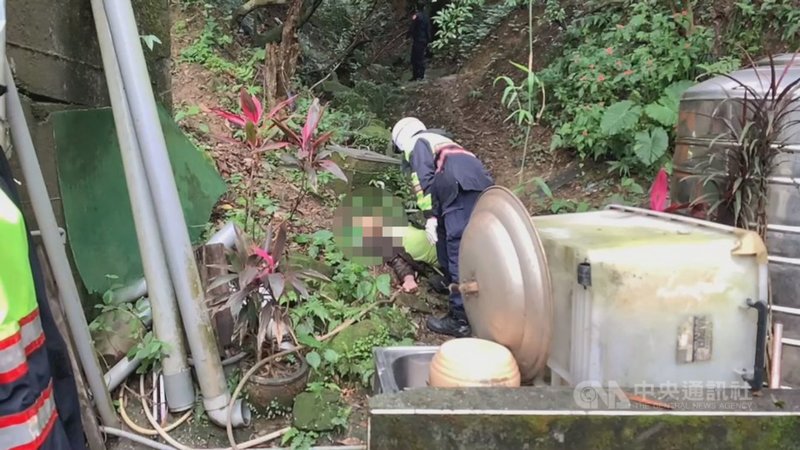 基隆市張姓男子(左)27日晚間疑喝醉搭計程車返家,報錯地址下車後走到中興國小後方山區不慎跌落水溝,警消28日獲報到場,張男一度瞳孔放大且失溫,經送醫治療後,所幸沒有生命危險。(讀者提供)中央社記者王朝鈺傳真 110年2月28日