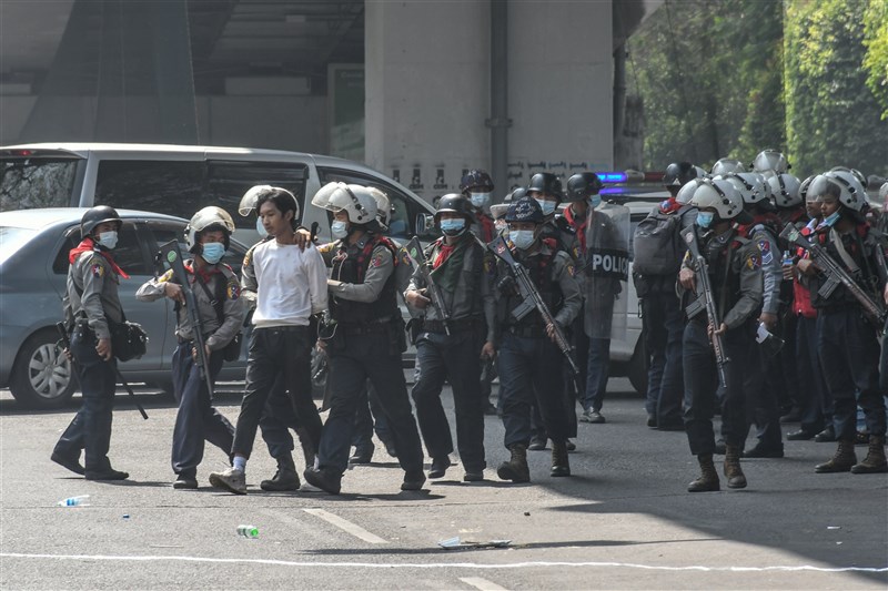 緬甸安全部隊28日暴力驅散國內各地的反政變集會,傳出至少4名抗議者在鎮壓行動中中彈死亡。圖為26日示威者遭緬甸警方逮捕。(安納杜魯新聞社)