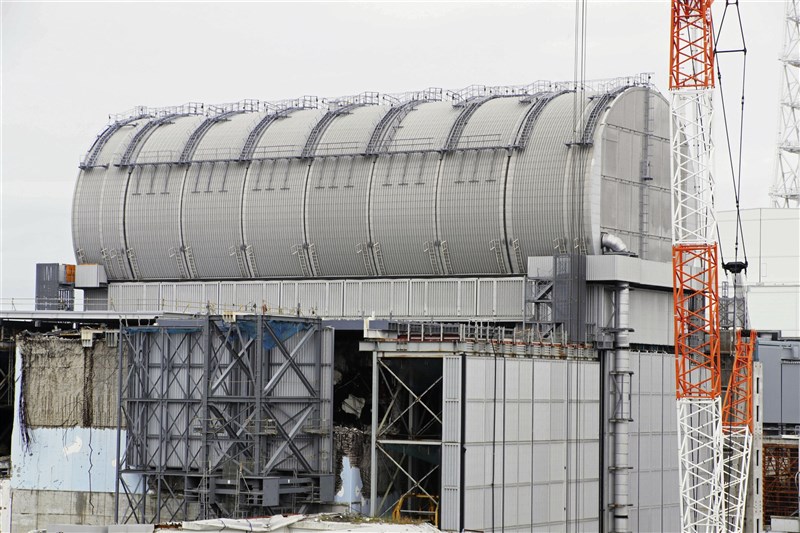 日本東京電力公司28日宣布,已從發生核子事故的福島第一核電廠3號機(圖)「用過核燃料池」中,取出總計566束核燃料,是發生爐心熔毀機組首例。(共同社)