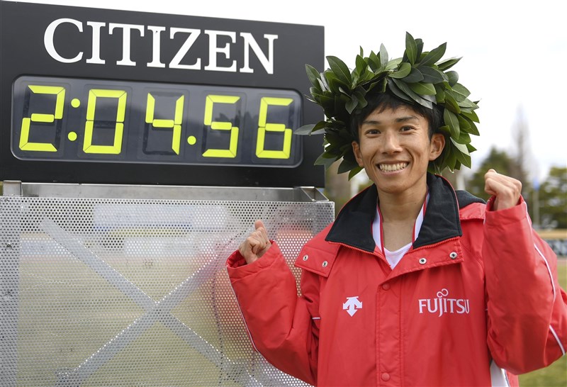日本「琵琶湖每日馬拉松」28日登場,跑者鈴木健吾以2小時4分56秒刷新日本紀錄,成為首位跑進2小時5分內的男跑者。(共同社)