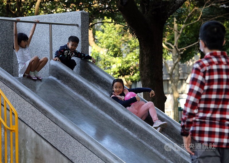 教育部修正非營利幼兒園實施辦法,明定國營事業、地方公營事業、國立學校都可委託非營利法人辦理幼兒園。(中央社檔案照片)