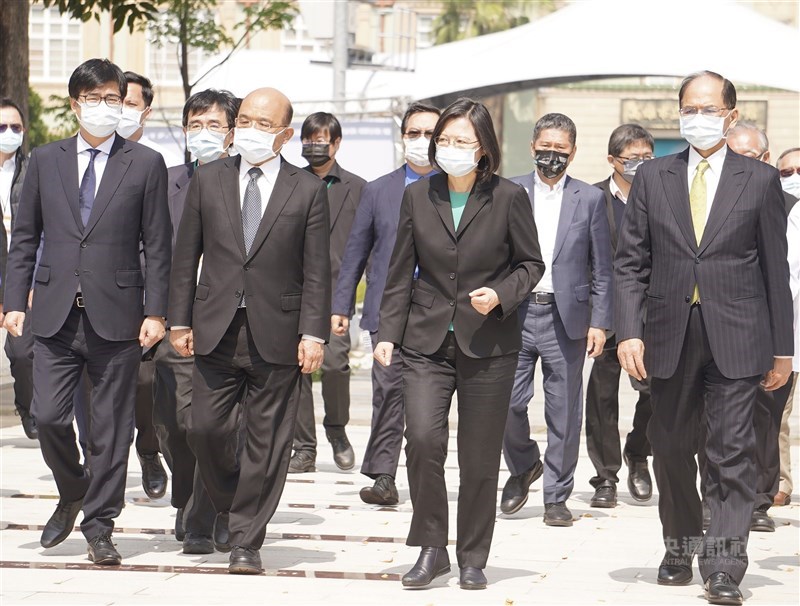 二二八事件屆滿74週年,總統蔡英文(前右2)、行政院長蘇貞昌(前左2)、立法院長游錫堃(前右)及高雄市長陳其邁(前左)等人28日上午到高雄市立歷史博物館,出席「二二八事件74周年中樞紀念儀式」。中央社記者董俊志攝 110年2月28日