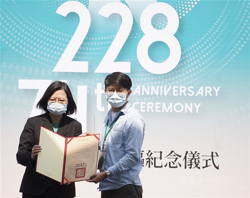 二二八事件屆滿74週年,總統蔡英文(左)28日頒發「回復名譽證書」給二二八事件受難者潘鴻泉、陳滄海、陳文治的遺屬代表。中央社記者董俊志攝 110年2月28日
