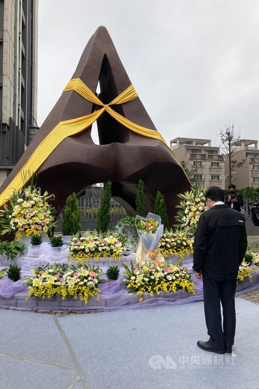 桃園市長鄭文燦28日前往蘆竹區二二八紀念公園,參加桃園市二二八事件74週年紀念活動,他表示,相信台灣透過民主昇華,不再發生國家機器踐踏人權、殘害生命情事,產生更多正面力量。中央社記者吳睿騏桃園攝 110年2月28日