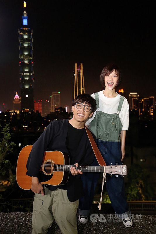 棉花糖樂團休團8年回歸樂壇,主唱「小球」莊鵑瑛(右)與團長「老闆」沈聖哲(左)推出新曲「親愛的朋友」,MV選在小球生日當天上線。(環球國際提供)中央社記者葉冠吟傳真 110年2月28日
