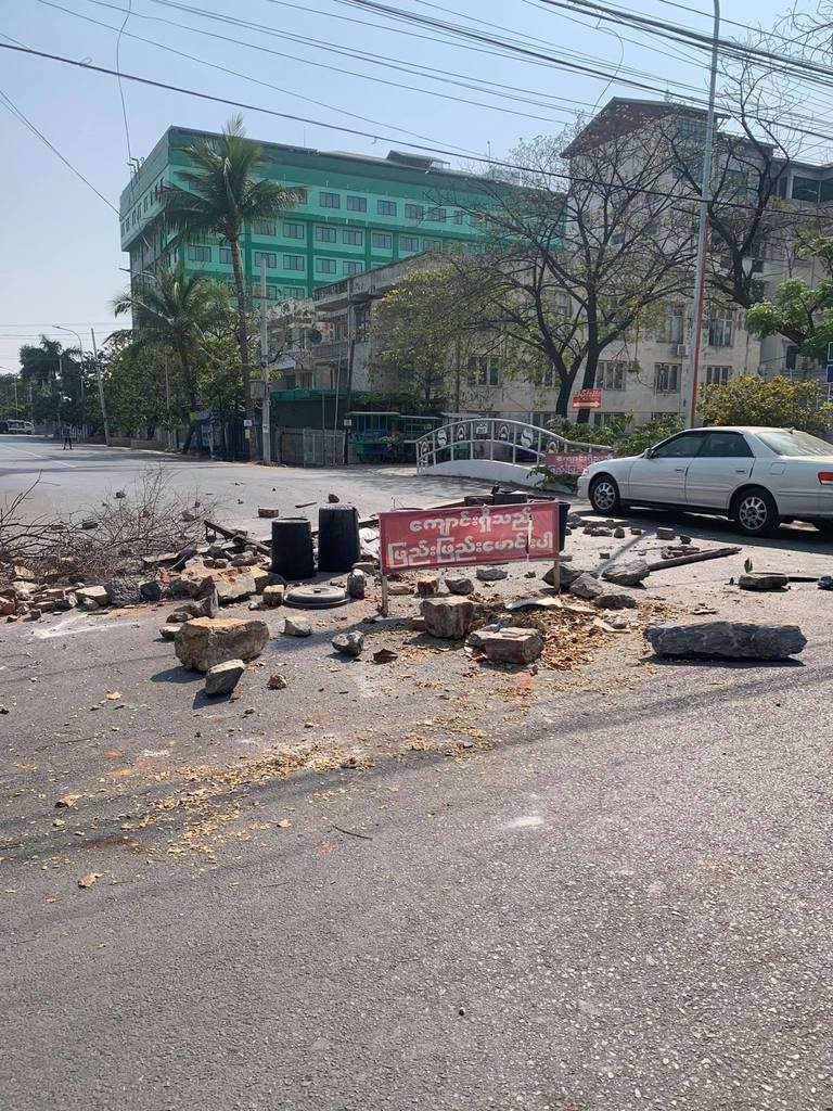 緬甸軍方月初政變,民眾持續上街抗議。圖為軍警以路障圍住第二大城瓦城市中心,並在路障範圍內無差別逮捕民眾。(緬甸民眾Marina提供)中央社記者呂欣憓曼谷傳真 110年2月28日