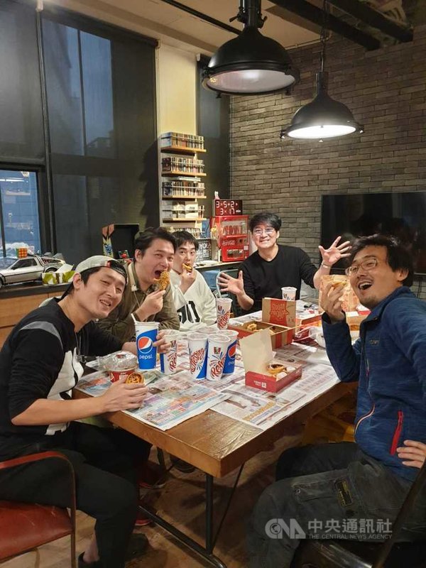 「國民歌王」周華健(後)年假結束立即備戰巡演,趁著彩排開工,索性在練團室辦起「春酒宴」,蛋糕、炸雞備好備滿擺滿桌,從下午茶一路吃到晚餐。(滾石唱片提供)中央社記者葉冠吟傳真 110年2月28日