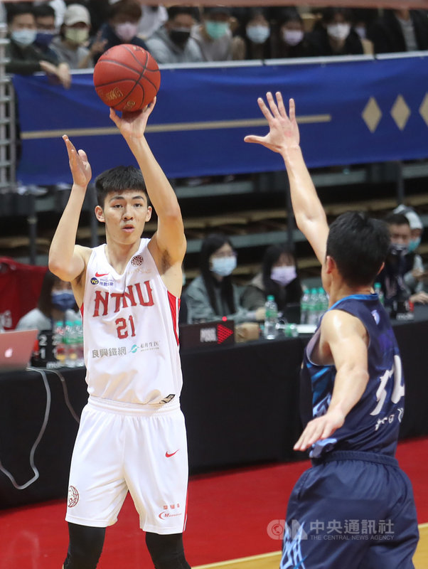 109學年度大專籃球聯賽(UBA)男子組8強賽28日在新北市新莊體育館舉行第3天賽事,台灣師大最終以79比78擊敗高雄師大,驚險收下2連勝,台師大以張兆辰(持球者)表現最佳,攻下15分。中央社記者張新偉攝 110年2月28日