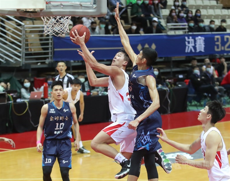 109學年度大專籃球聯賽(UBA)男子組8強賽28日在新北市新莊體育館舉行第3天賽事,台師大以79比78擊敗高師大,收下2連勝,台師大王家昌(持球者)強攻禁區搶分。中央社記者張新偉攝 110年2月28日